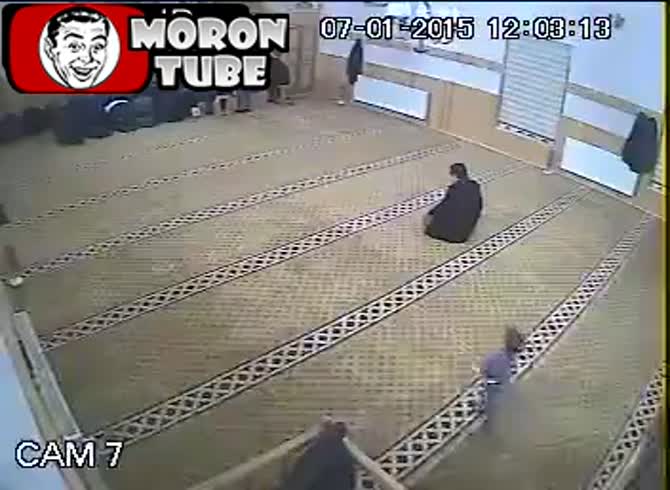 Video :An insensitive toddler interrupts a mosque worshipper during their prayer